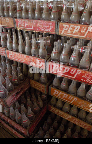 Pep Up Soda-Flaschen in Holzkisten auf dem Flohmarkt in Kanton, Texas. Stockfoto