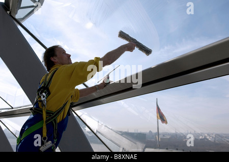 Mann, die Reinigung von Fenstern der Kuppel des Parlamentsgebäudes Deutsch, Berlin, Deutschland Stockfoto