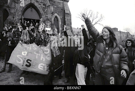 Feministische Demonstranten geben einen erhobener Faust Salut an einer Solidaritätskundgebung in Cambridge MA im Oktober 1969 an die alten Cambridge Bapt Stockfoto