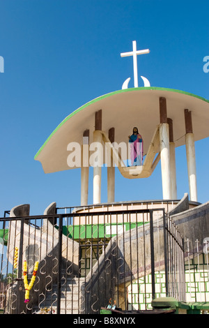 Kleine christliche am Straßenrand Kapelle in Varca, Goa, Indien. Stockfoto