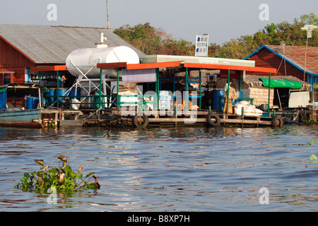 Schwimmende Tankstelle, Prek Toal Dorf auf dem Tonle Sap See, Kambodscha. Stockfoto