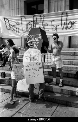 Protest gegen die Re Einführung der obligatorischen Wehrdienstes Registrierung für Männer im Alter von 18 Demonstranten am US Post Office Rallye Stockfoto