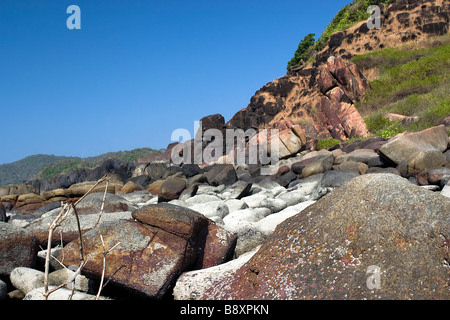 Felsigen Klippe Küste Ansicht. Stockfoto