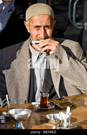 Alte türkische Mann rollt eine Zigarette, Türkei, Asien Stockfoto