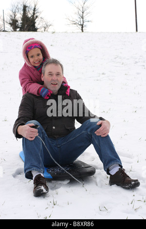 Snowboard Tochter weißen Vater Tochter Toddlerl schwarzen ethnischen Mischlinge glücklich lächelnde Spaß Schnee Eis junge Stockfoto