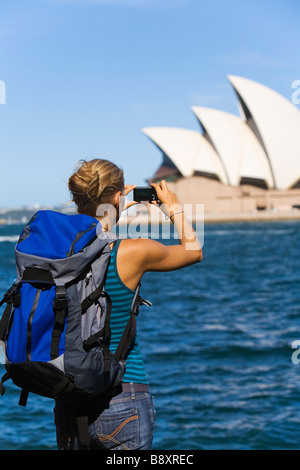 Eine Backpacker fotografiert das Sydney Opera House.  Sydney, New South Wales, Australien Stockfoto