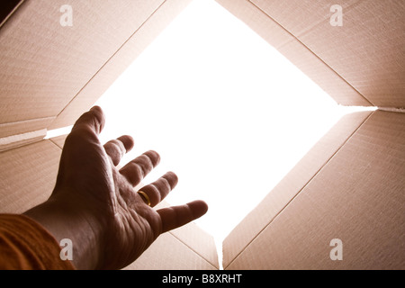Innenansicht der Karton mit einer Hand versuchte Flucht selektiven Fokus Stockfoto