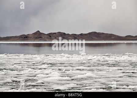 Bewölkten Tag am Karakul See, Pamir Highway, Tadschikistan Stockfoto