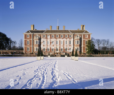 Südfront des Ham House im Schnee. NB Topiary Bäume im white-Box-Container sind nicht mehr vorhanden. Stockfoto