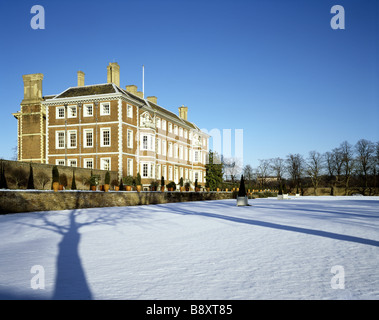 Südfront des Ham House im Schnee. NB Topiary Bäume im white-Box-Container sind nicht mehr vorhanden. Stockfoto