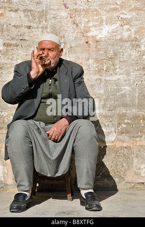 Alter Mann trinken Chai in der Straße, Sanliurfa, Türkei, Asien Stockfoto