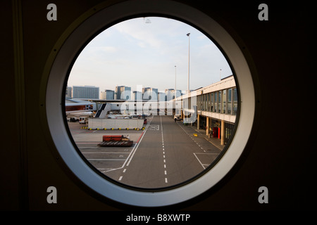 Blick aus einer Jetway-Fenster. Amsterdam Schiphol Flughafen. Schiphol WTC im Hintergrund. Stockfoto