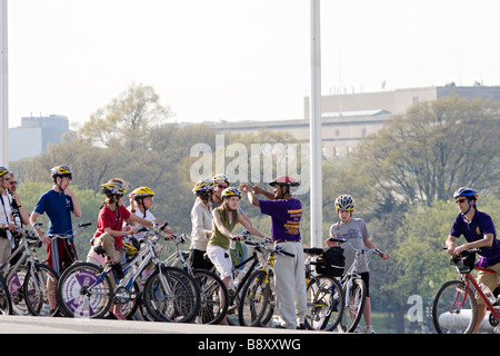 Touristen auf Fahrradtouren die Sehenswürdigkeiten von Washington DC mit Fahrrad Seiten. Unter dem Washington Monument. Stockfoto