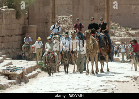 Touristen, die Reiten, Kamele und Esel in Petra Jordan Stockfoto