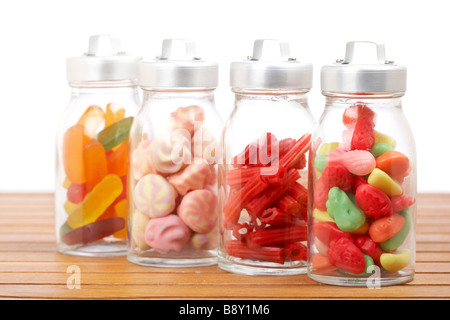Sortiment von Glas Gläser mit Marshmallows Bonbons und rote Lakritze auf hölzernen Hintergrund geringe Schärfentiefe Stockfoto
