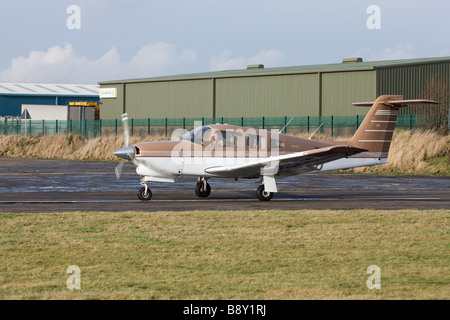 Piper PA-28RT-201T Turbo Cherokee Arrow IV G-BPBO vor Abflug am Flugplatz Sandtoft beginnen Stockfoto