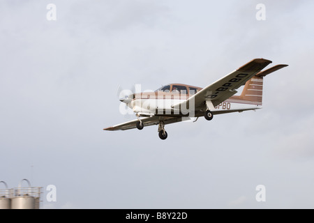 Piper PA-28RT-201T Turbo Cherokee Arrow IV G-BPBO im Endanflug auf Sandtoft Flugplatz landen Stockfoto