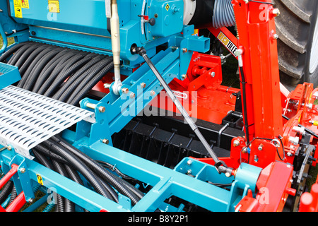 Bauernhof-Maschinerie. Teil einer Kraft Egge Grubber/Saat drill Kombination. Neue Ausrüstung bei einer Landwirtschaftsausstellung. Stockfoto
