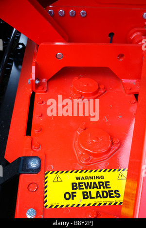 Bauernhof-Maschinerie. Teil einer Kraft Egge Grubber Saat drill Kombination mit Warnschild. Stockfoto