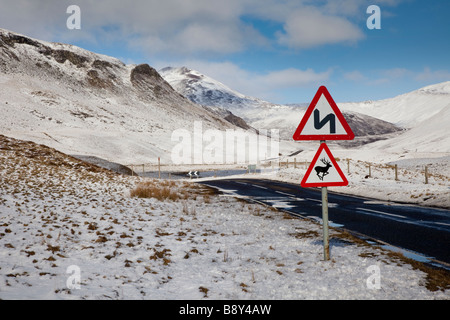 Schottischen Winter Roads The Glenshee Skigebiet Cairnwell Pass auf der A93 zwischen Glenshee & Braemar, Highlands, Grampian, UK Stockfoto