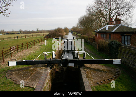 Puttenham Bottom Lock auf dem Aylesbury Arm des Grand Union Canal, Buckinghamshire Stockfoto