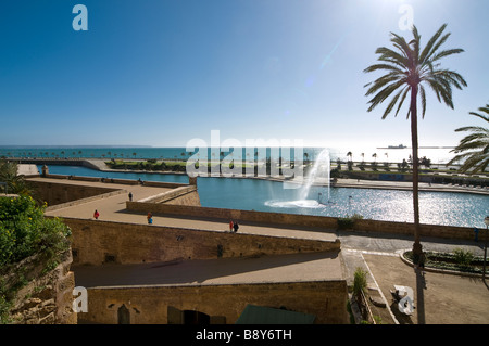 Spanien Mallorca Palma Stadtmauer und Parque del Mar unterhalb der Kathedrale Mallorca Stockfoto