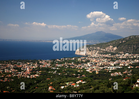 Golf von Neapel mit Vesuv Vulkan gesehen aus Sorrent-Kampanien-Italien Stockfoto