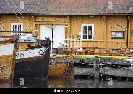 Angelboote/Fischerboote vertäut am Hafen, Ravnkloa, Trondheim, Tröndelag County, Tröndelag, Norwegen Stockfoto