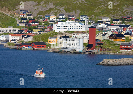 Fischkutter im Meer, Honningsvag Port, Honningsvag, Insel Mageroya, Nordkapp, Grafschaft von Finnmark, Norwegen Stockfoto