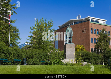 Statue von Roald Amundsen in einem Park, Tromso, Toms Grafschaft, Nord-Norge, Norwegen Stockfoto