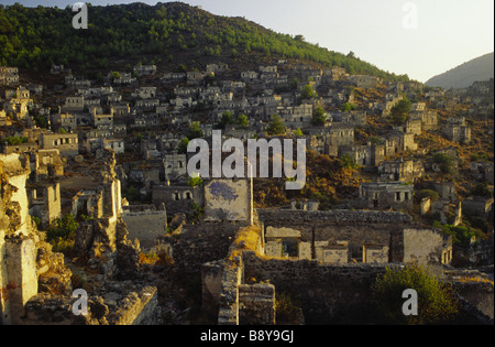 Kayaköy oder Kayakoyu ist eine Geisterstadt Dorf in der Türkei. der griechische Name ist Levissi, ein Dorf, 8 km südlich von Fethiye, in der Nähe von Olu Deniz. Stockfoto