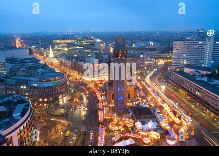 Erhöhten Blick auf dem Weihnachtsmarkt an der Kaiser-Wilhelm-Gedächtniskirche und Kurfürstendamm Berlin Deutschland Stockfoto