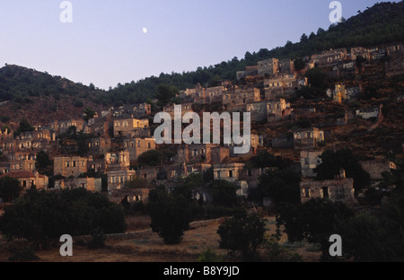 Kayaköy oder Kayakoyu ist eine Geisterstadt Dorf in der Türkei. der griechische Name ist Levissi, ein Dorf, 8 km südlich von Fethiye, in der Nähe von Olu Deniz. Stockfoto