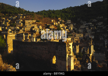 Kayaköy oder Kayakoyu ist eine Geisterstadt Dorf in der Türkei. der griechische Name ist Levissi, ein Dorf, 8 km südlich von Fethiye, in der Nähe von Olu Deniz. Stockfoto