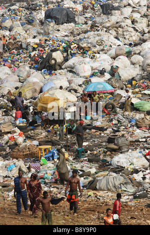 Blick auf Olusosum-Deponie, wo unzählige Menschen versuchen, ihren Lebensunterhalt sammeln Müll für das recycling. Ende des Tages. Stockfoto