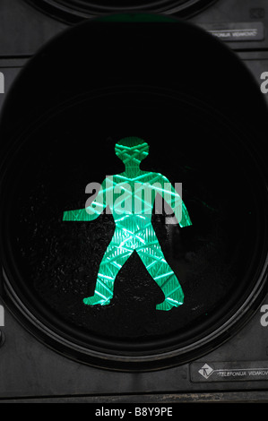 Grüne Fußgängerüberweg Zeichen hautnah Stockfoto