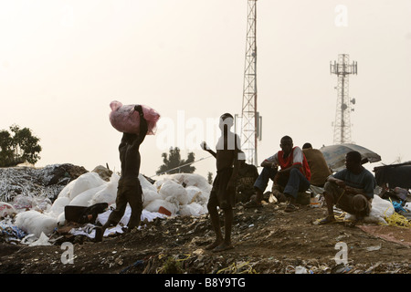 Blick auf Olusosum-Deponie, wo unzählige Menschen versuchen, ihren Lebensunterhalt sammeln Müll für das recycling. Stockfoto