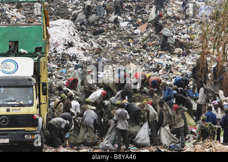 Blick auf Olusosum-Deponie, wo unzählige Menschen versuchen, ihren Lebensunterhalt sammeln Müll für das recycling. Stockfoto