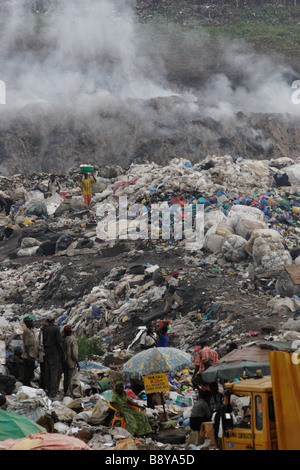 Blick auf Olusosum-Deponie, wo unzählige Menschen versuchen, ihren Lebensunterhalt sammeln Müll für das recycling. Stockfoto