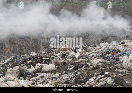 Blick auf Olusosum-Deponie, wo unzählige Menschen versuchen, ihren Lebensunterhalt sammeln Müll für das recycling. Stockfoto