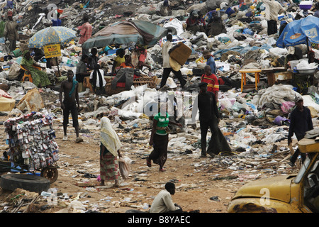 Blick auf Olusosum-Deponie, wo unzählige Menschen versuchen, ihren Lebensunterhalt sammeln Müll für das recycling. Stockfoto