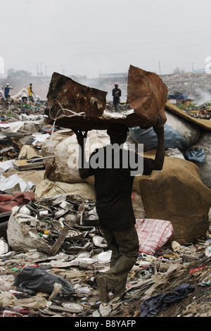 Blick auf Olusosum-Deponie, wo unzählige Menschen versuchen, ihren Lebensunterhalt sammeln Müll für das recycling. Stockfoto