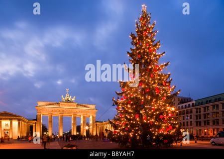 Weihnachtsbaum im Pariser Platz und Brandenburger Tor Berlin Germay Stockfoto