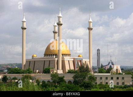 Nigeria, 12.05.2005, Nationalmoschee in der Hauptstadt Abuja. Hintergrund rechts: Kirche der christlichen Ökumenischen Zentrum Stockfoto