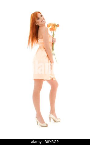 rothaarige Frau mit Blumen auf weiß Stockfoto