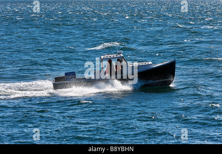 Angeln Boot Überschrift heraus zum Meer Stockfoto