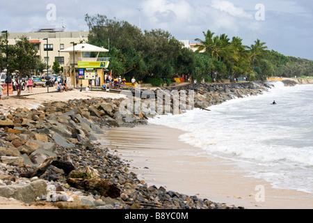 Noosa Heads Main Beach durch Zyklon Hamish Rough Seas beschädigt Stockfoto