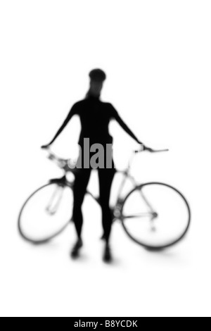 Silhouette einer Frau mit dem Fahrrad. Stockfoto