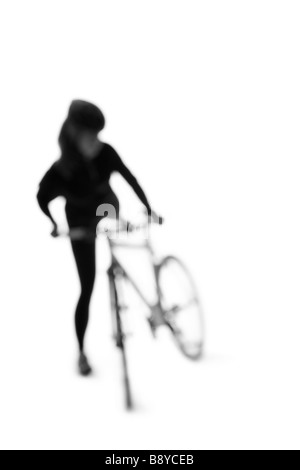 Silhouette einer Frau mit dem Fahrrad. Stockfoto