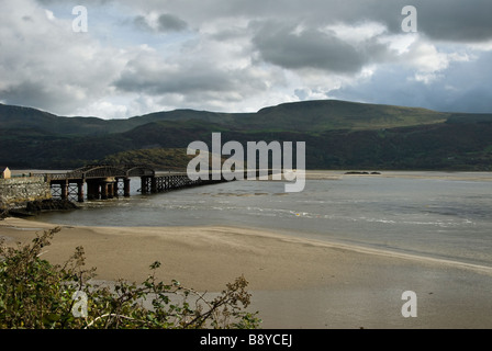 Die Eisenbahnbrücke über den Mawddach Mündung auf den Ansätzen nach Barmouth, Gwynedd, Wales. VEREINIGTES KÖNIGREICH. Stockfoto